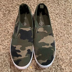 Women’s Camo sneakers